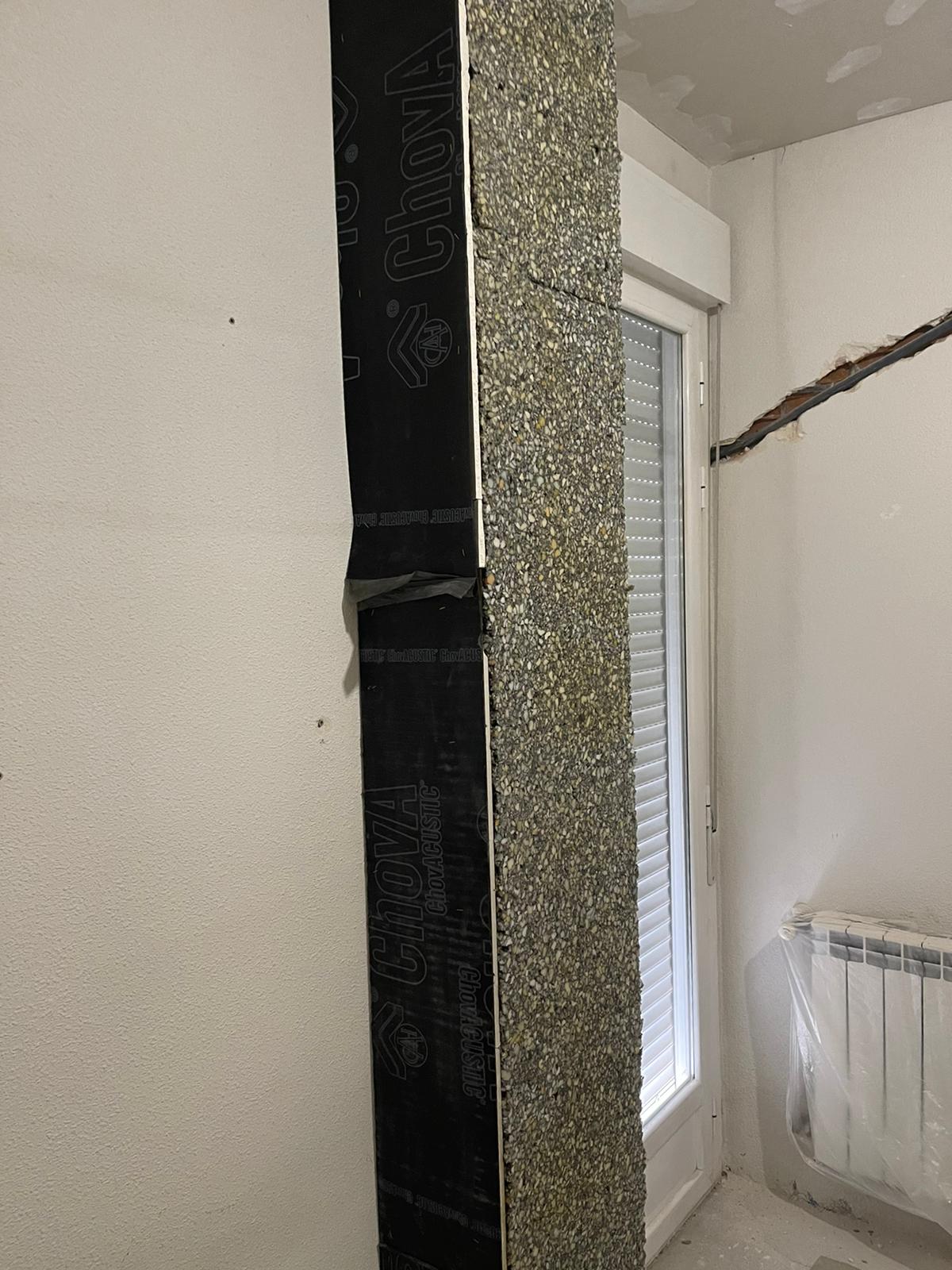 Una habitación con una ventana y un radiador en ella.