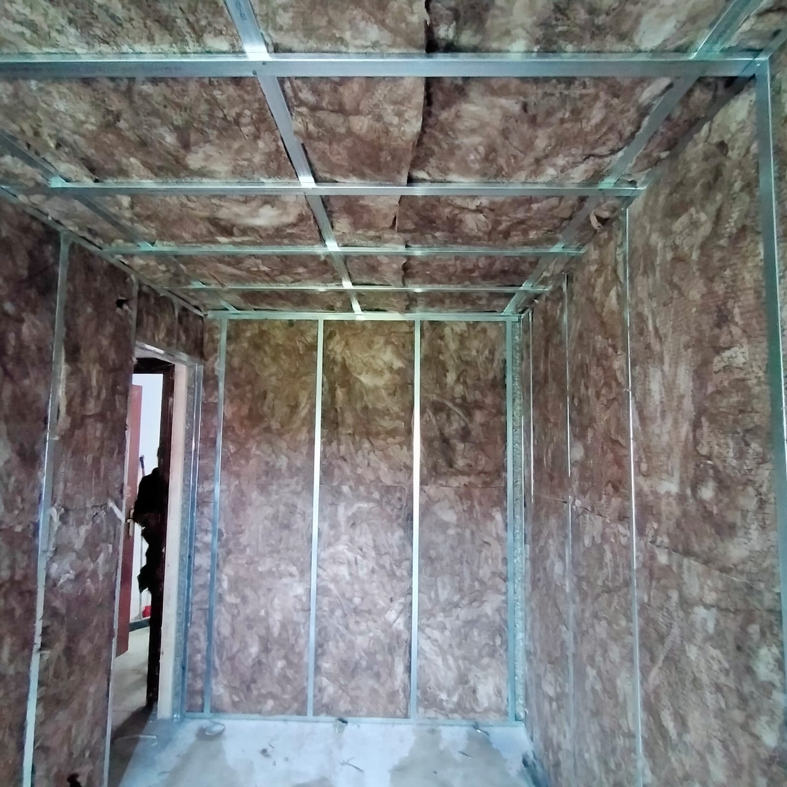 Una habitación con aislamiento en las paredes y el techo
