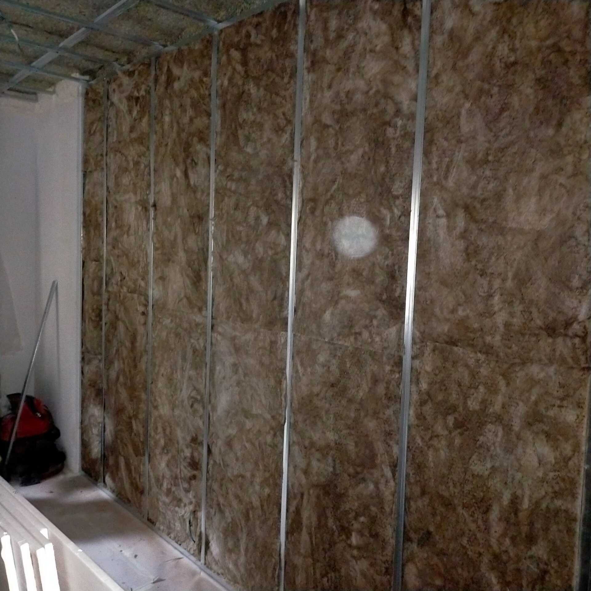 Una habitación con mucho aislamiento en paredes y techo.