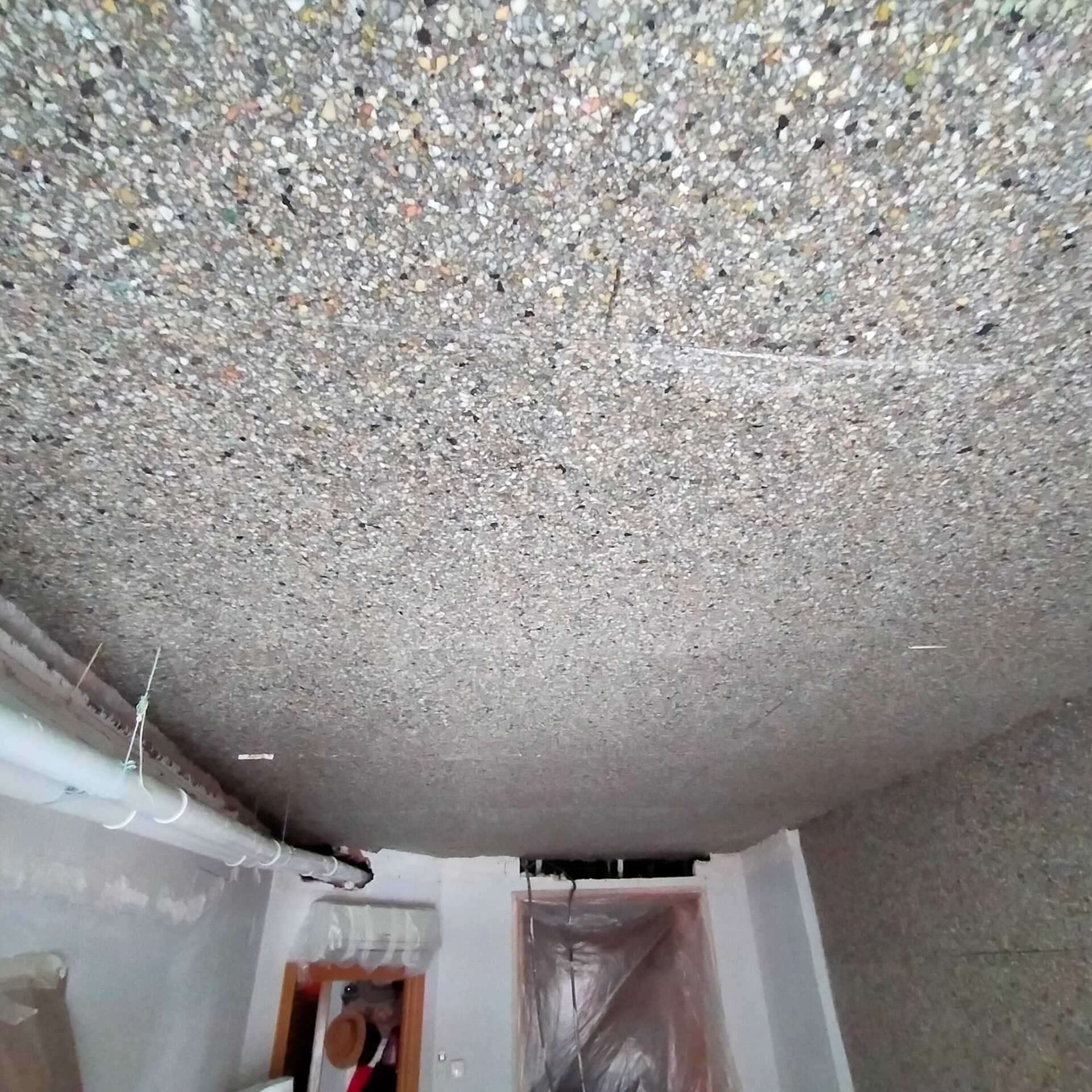 Una habitación con un techo que tiene muchas piedras pequeñas.