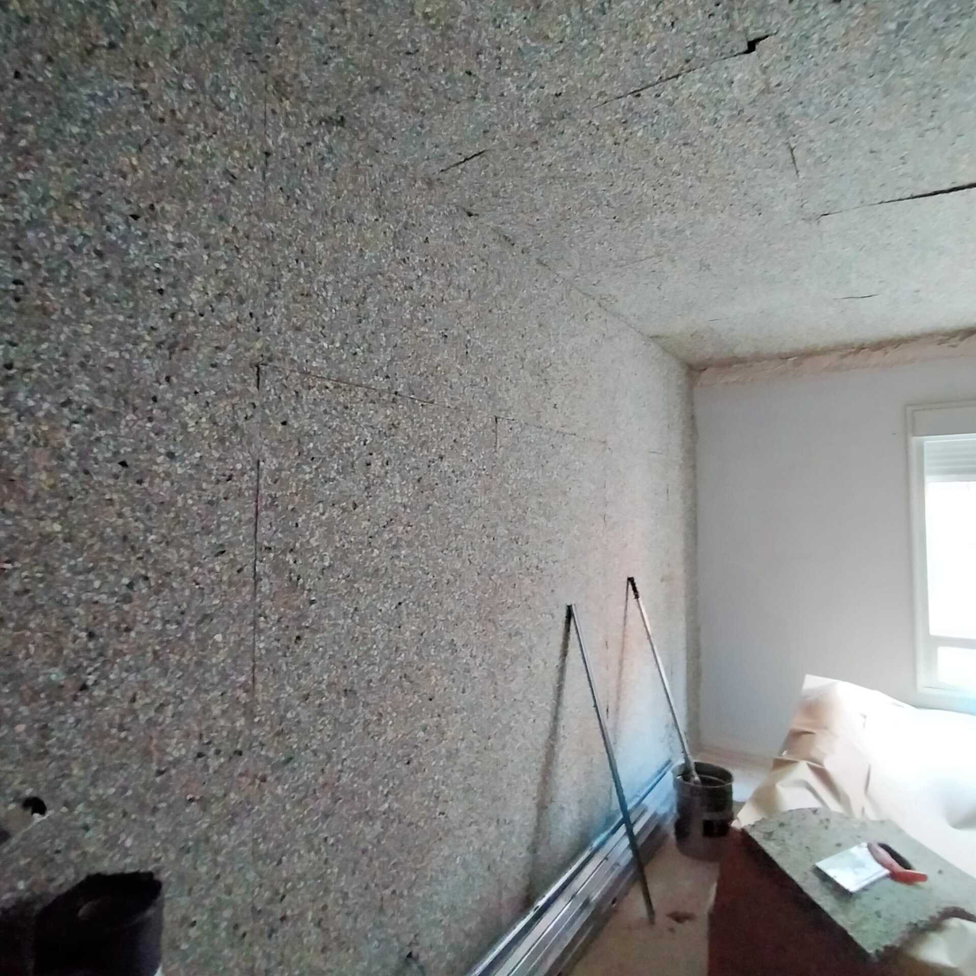 Una habitación con un sofá y una mesa