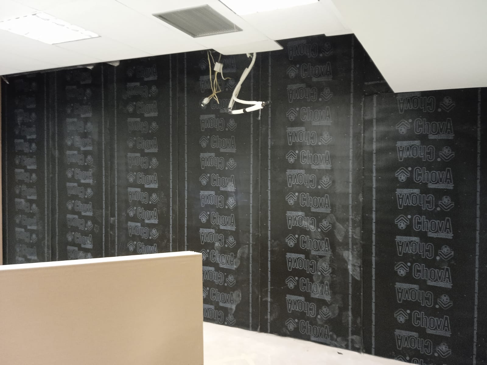 Una habitación con una pared que tiene muchas letras