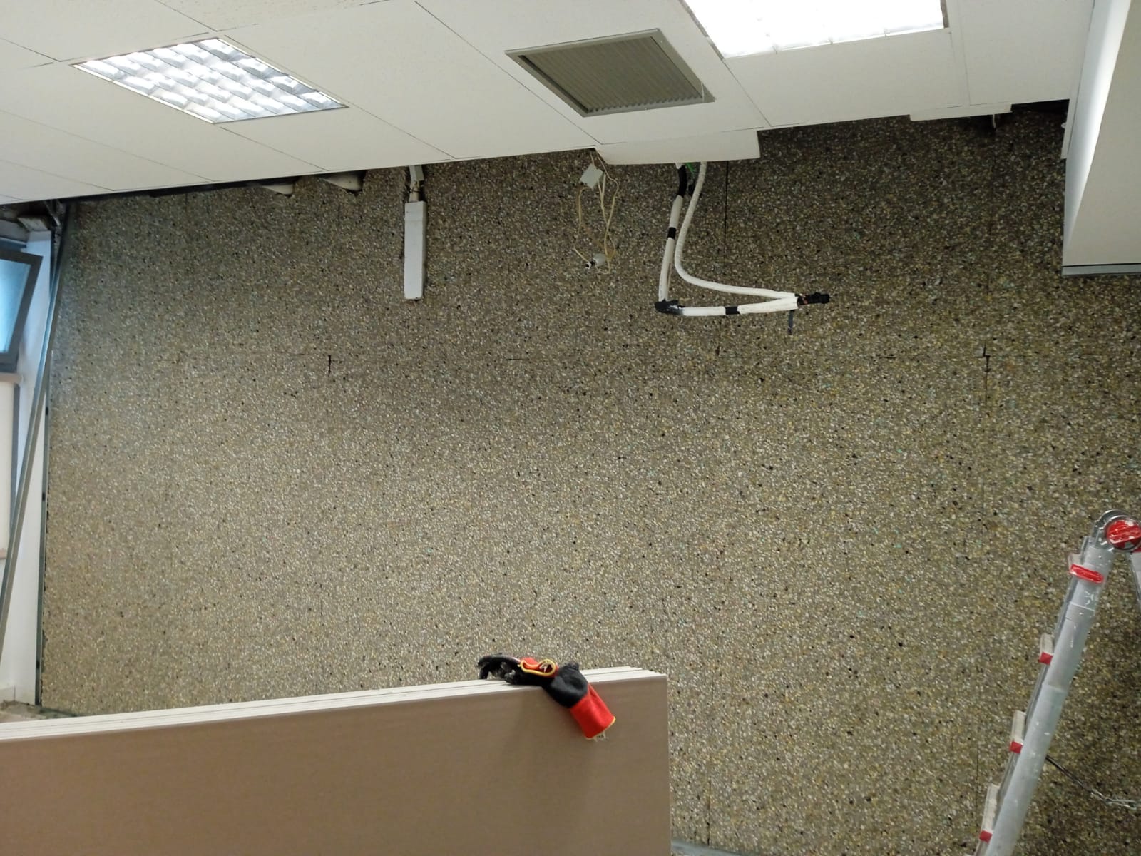 Hay una escalera junto a la pared de una habitación.