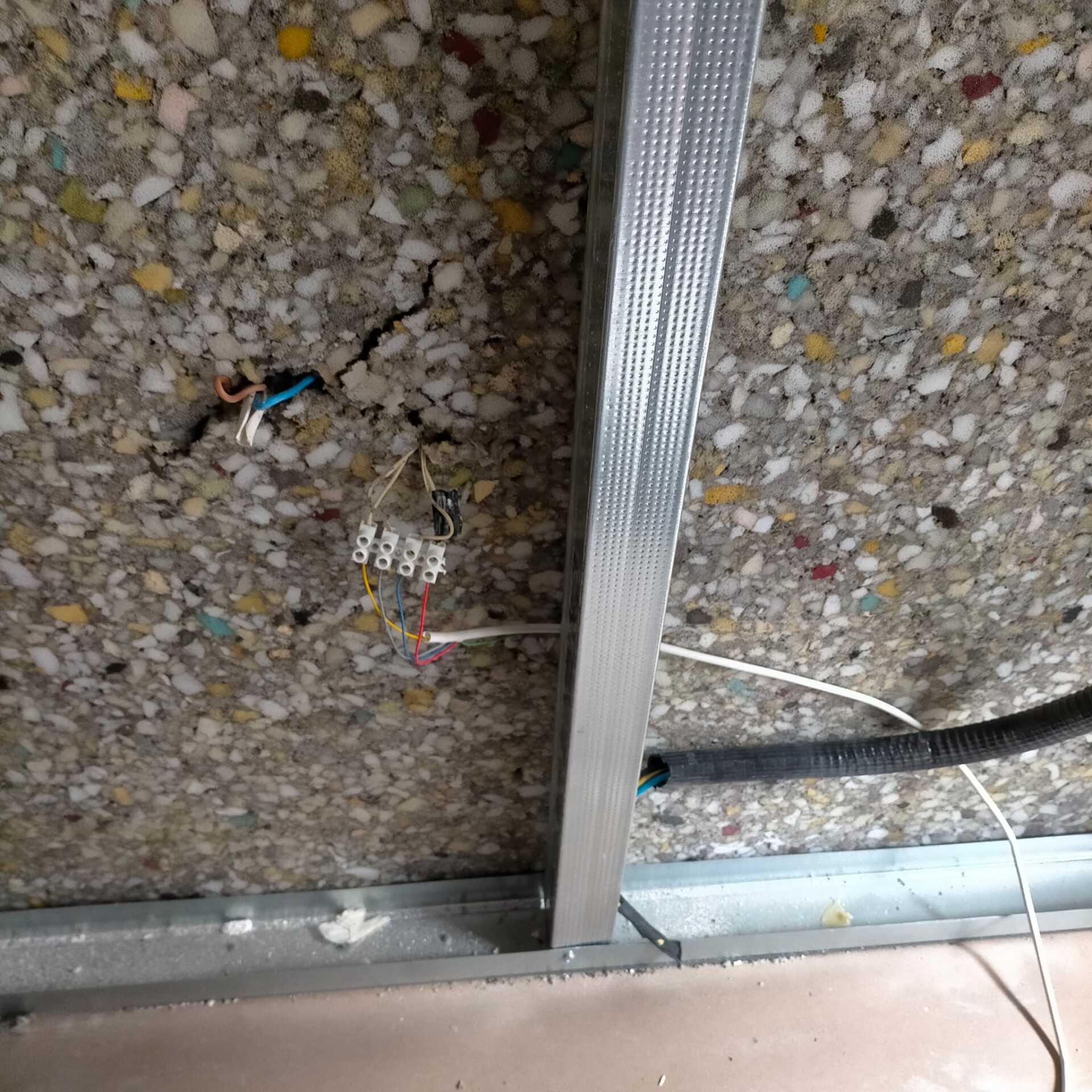 Un primer plano de un marco de metal del que salen cables.