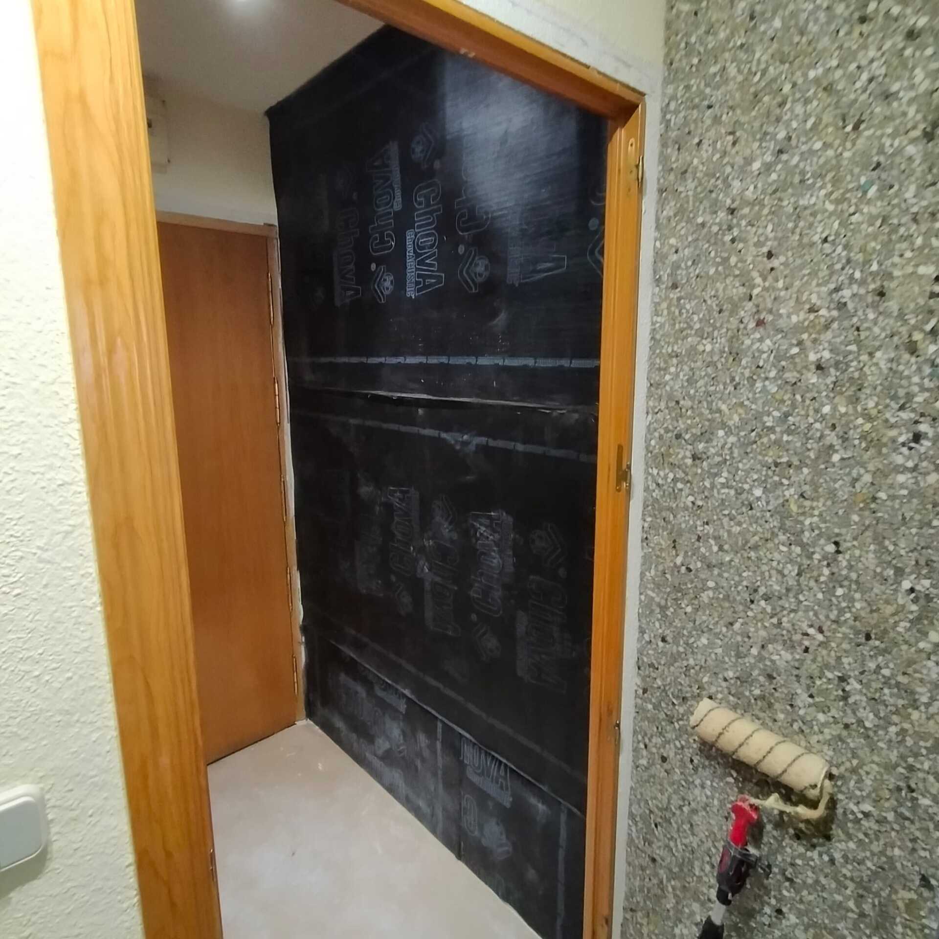 Una puerta con una pizarra que dice