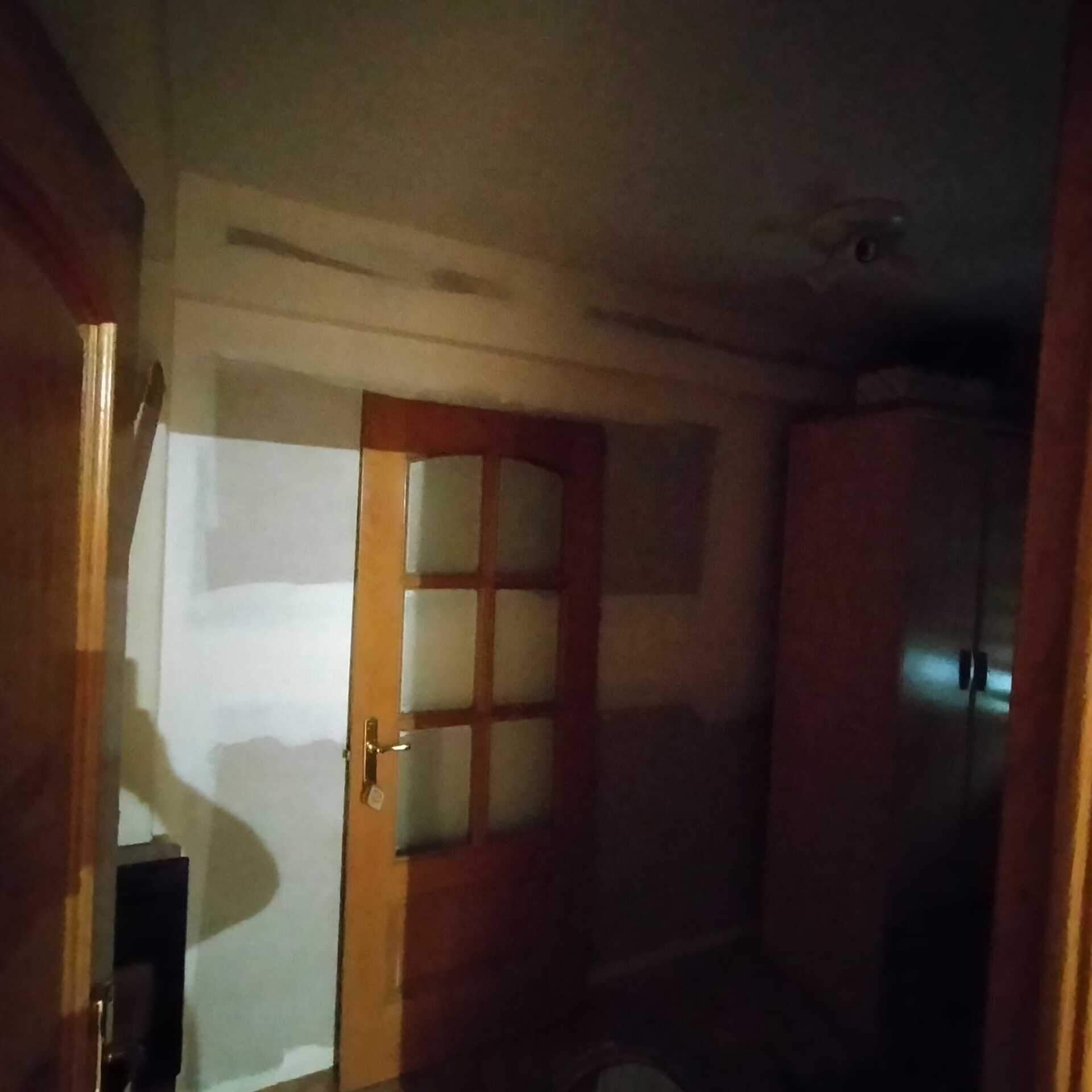 Una habitación oscura con una puerta abierta