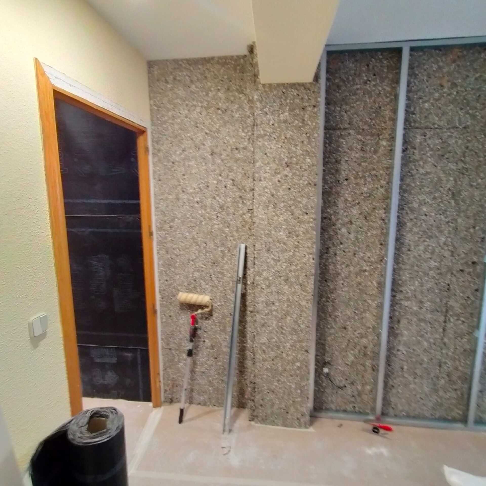 Una habitación con una puerta y un rodillo en el suelo