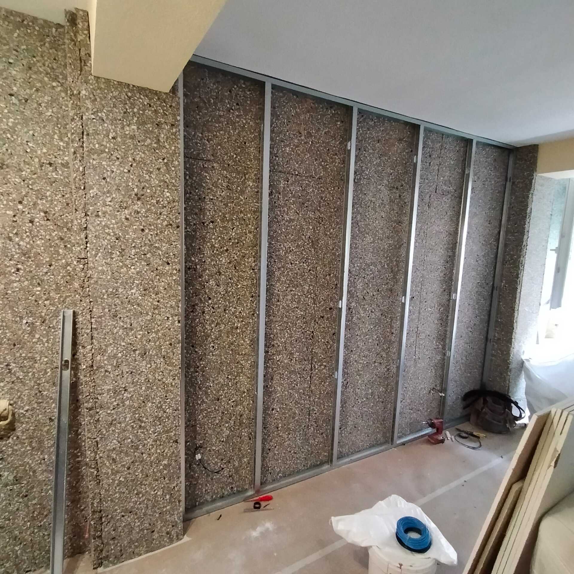 Una habitación con una pared que se está construyendo