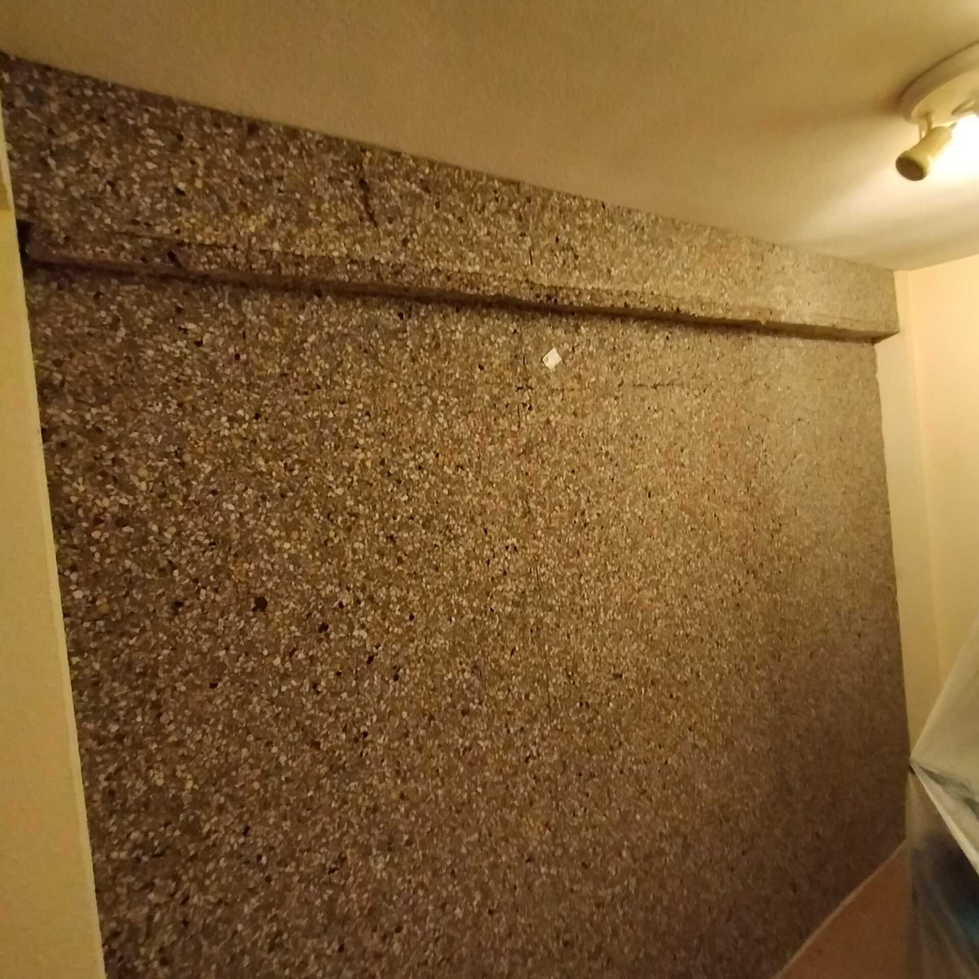 Una pared con muchas piedras pequeñas