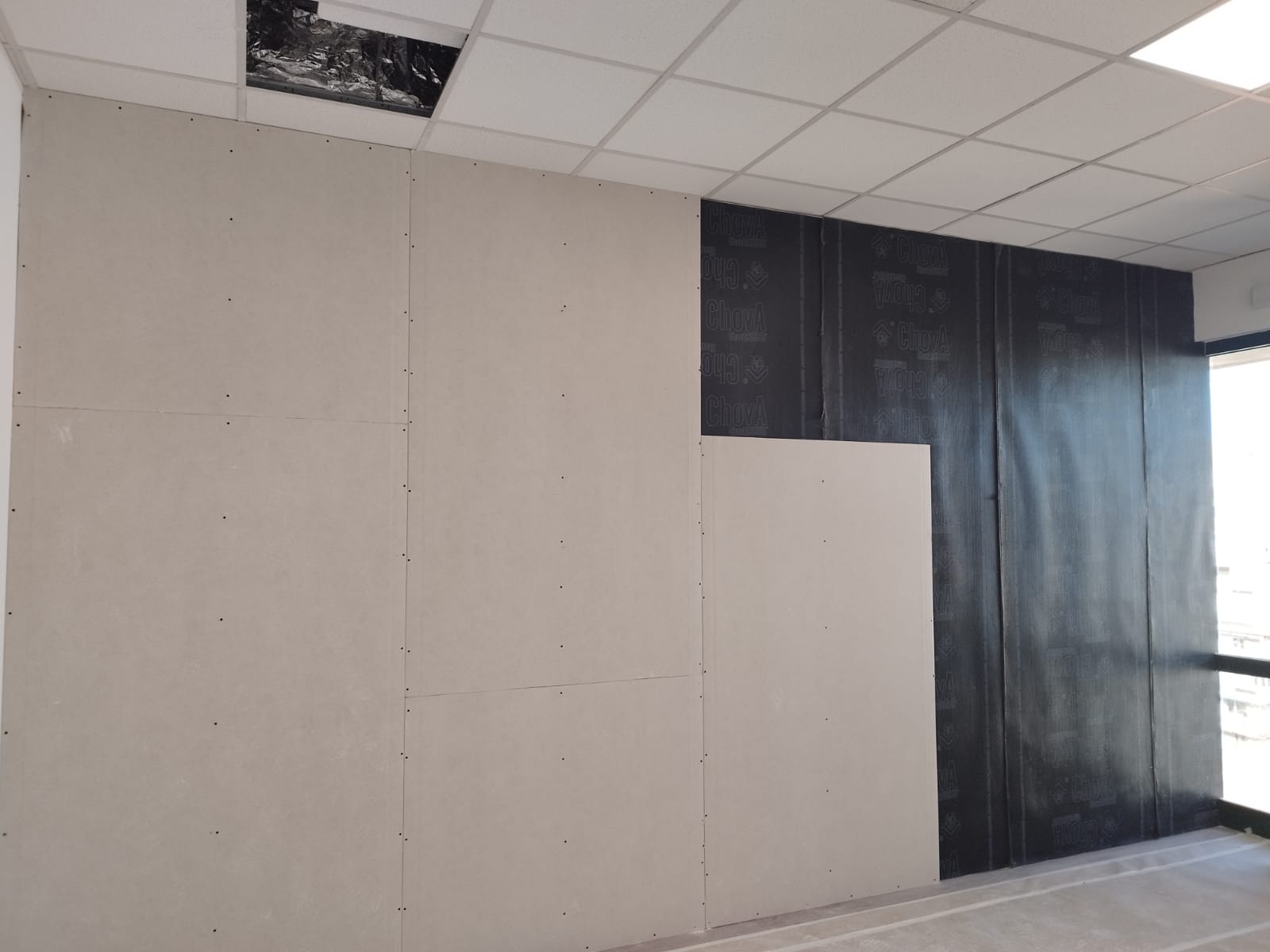 Una habitación con una pared blanca y una pared negra.