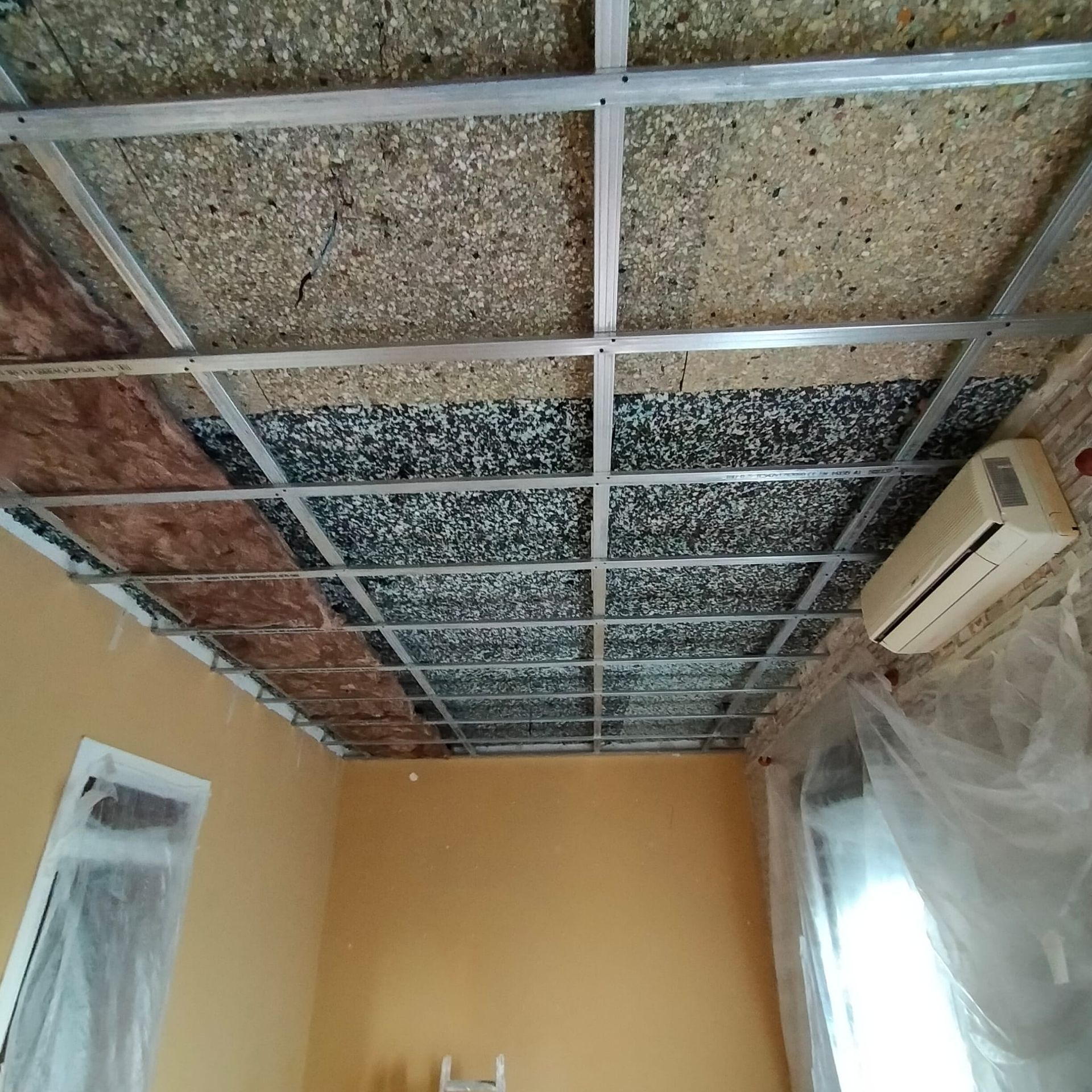 Una habitación con techo que está siendo remodelada