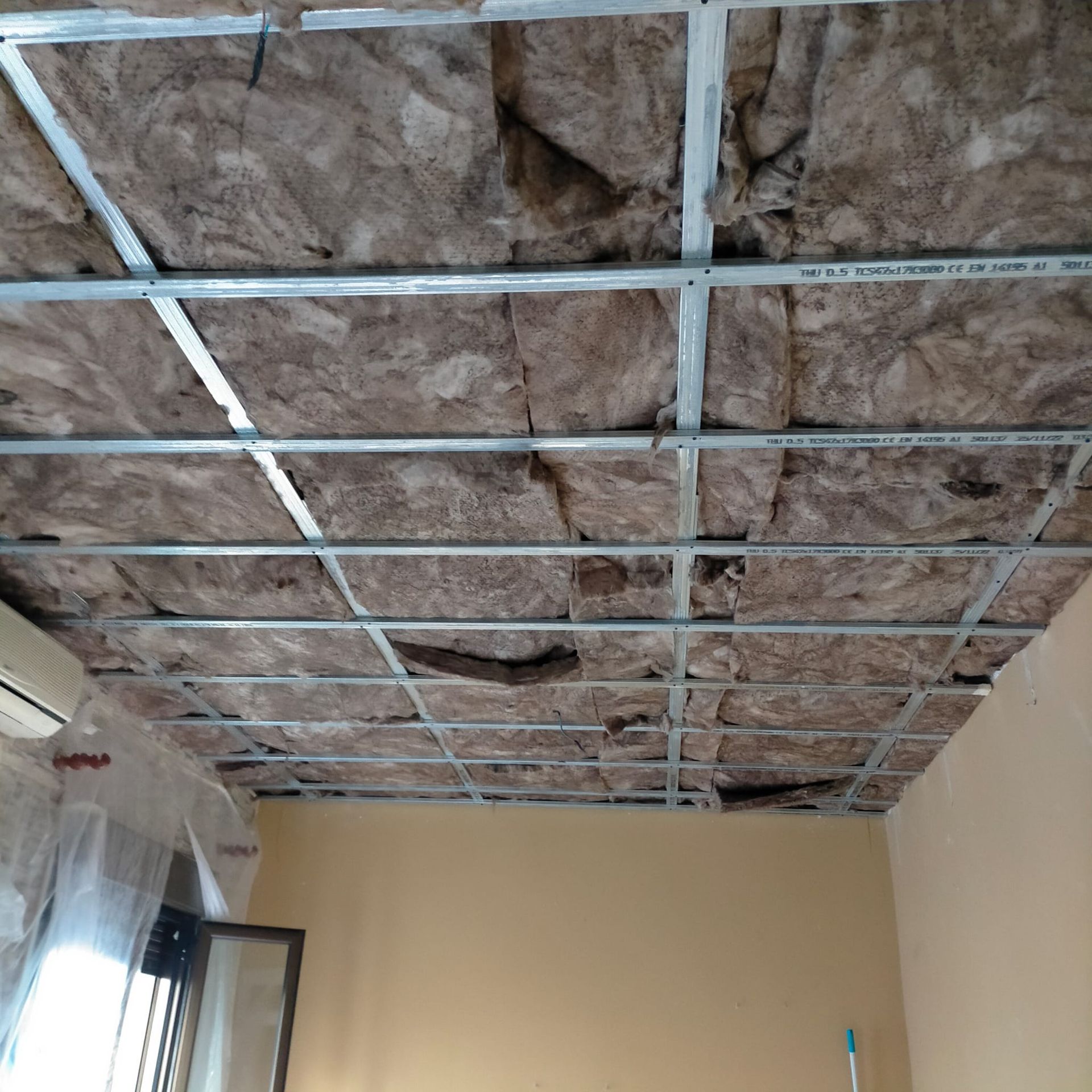 Una habitación con un techo que tiene mucho aislamiento
