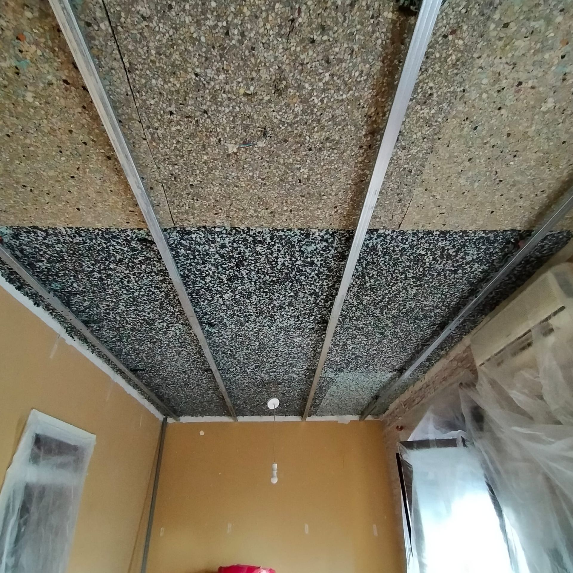 Una habitación con un techo que tiene muchos agujeros