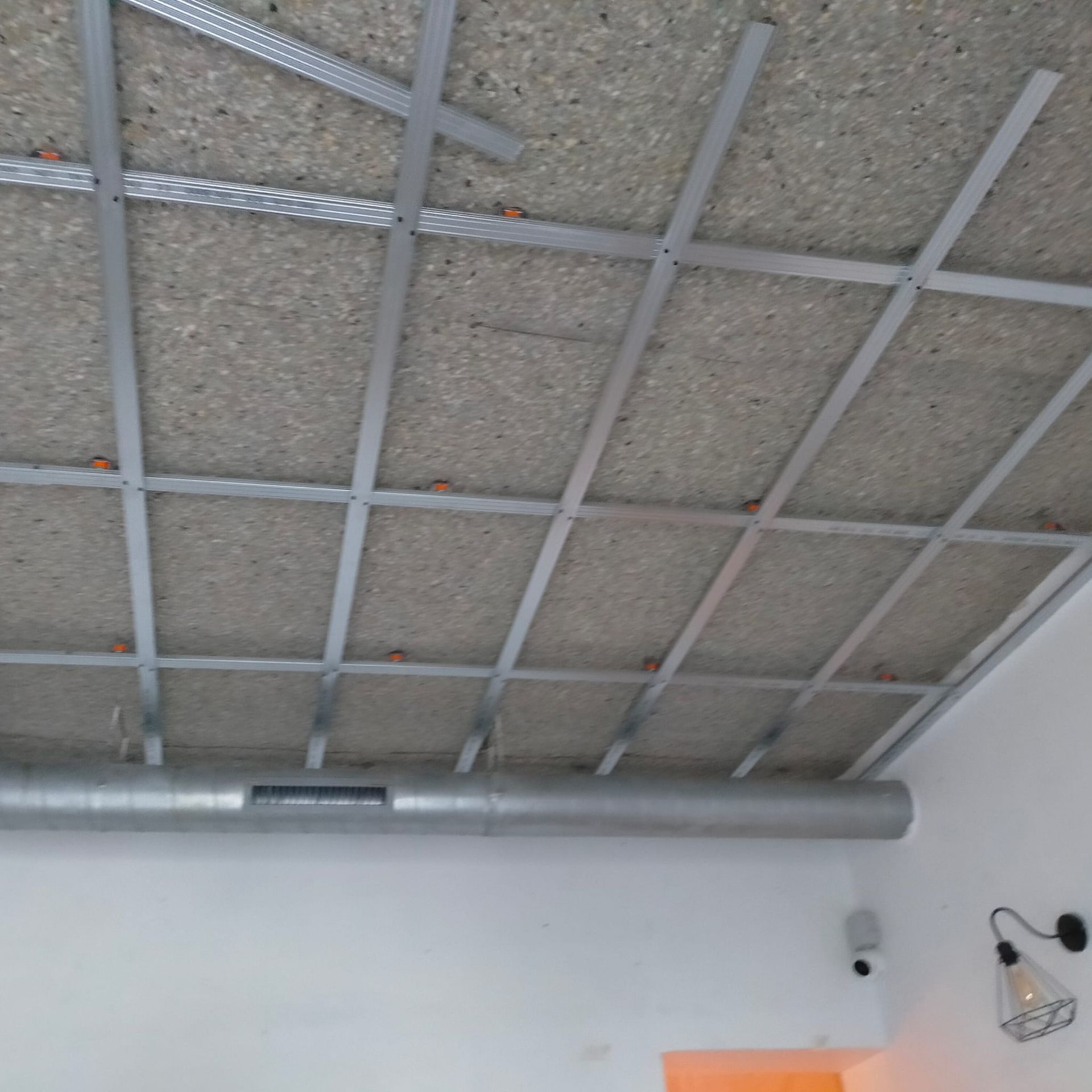 Un techo con un tubo de metal atravesándolo