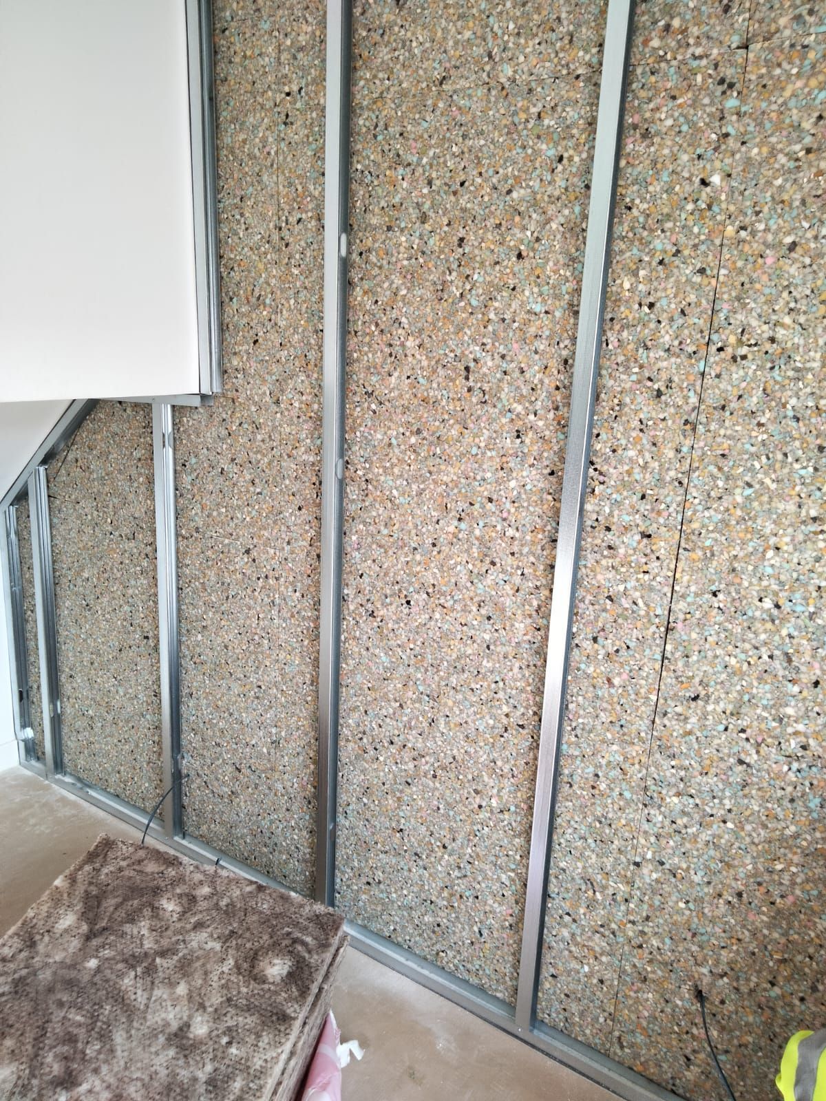 Un primer plano de una pared con estructura de metal.