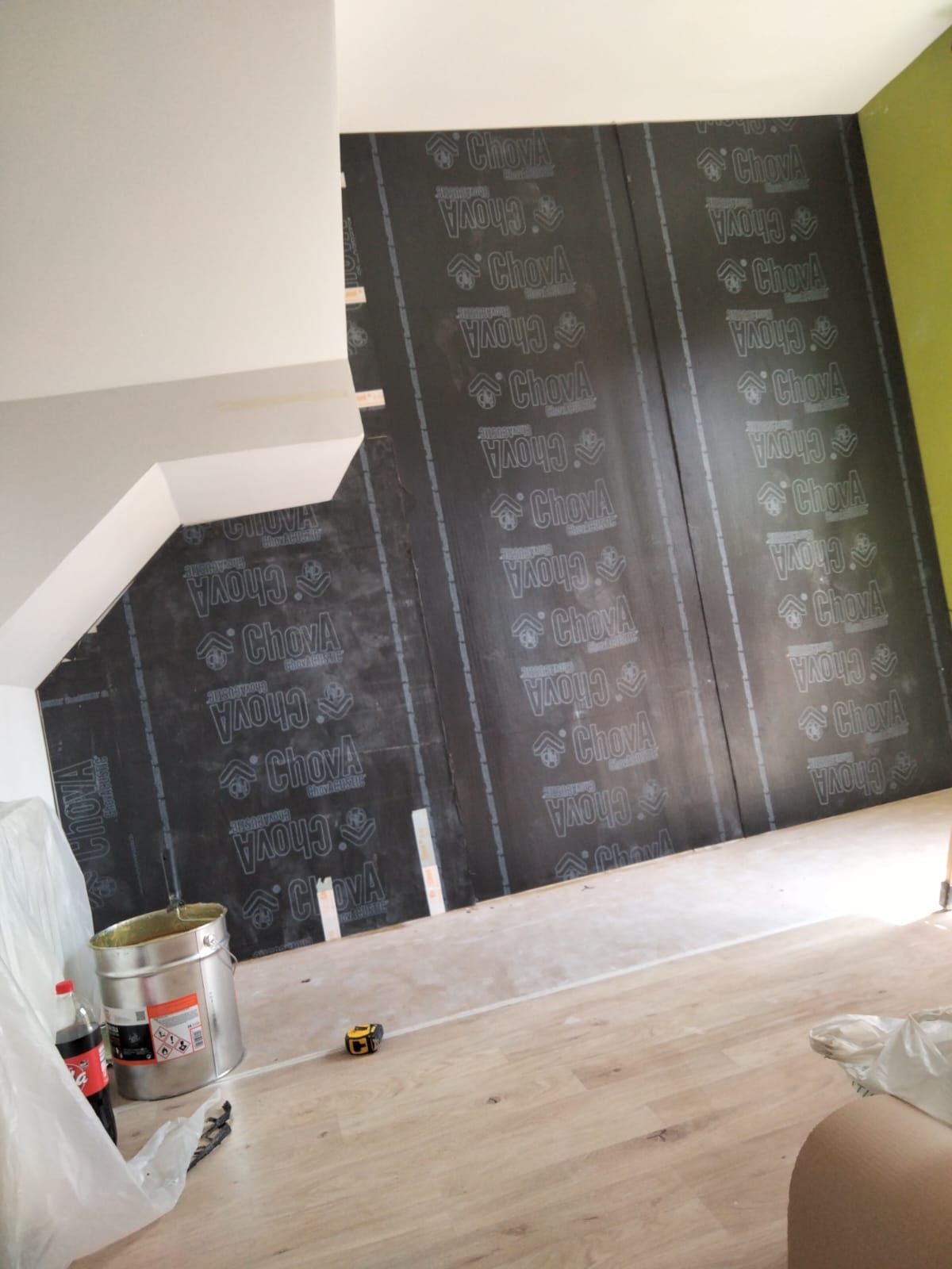 Una habitación con una pared negra y un piso de madera