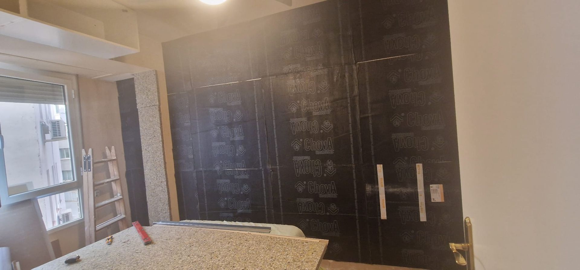 Una habitación con una pizarra en la pared y una mesa.