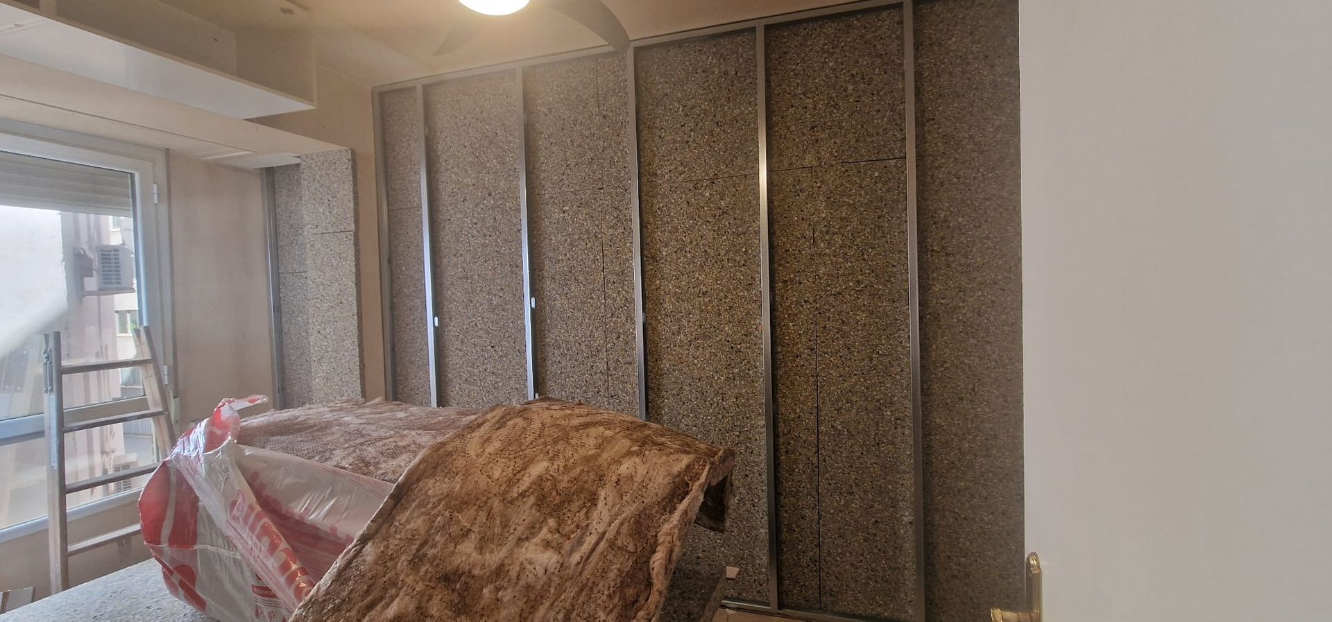 Un gran trozo de madera se encuentra sobre una mesa frente a una pared.