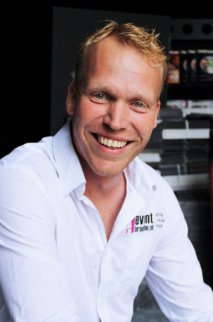 A man wearing a white shirt with the word event on it
