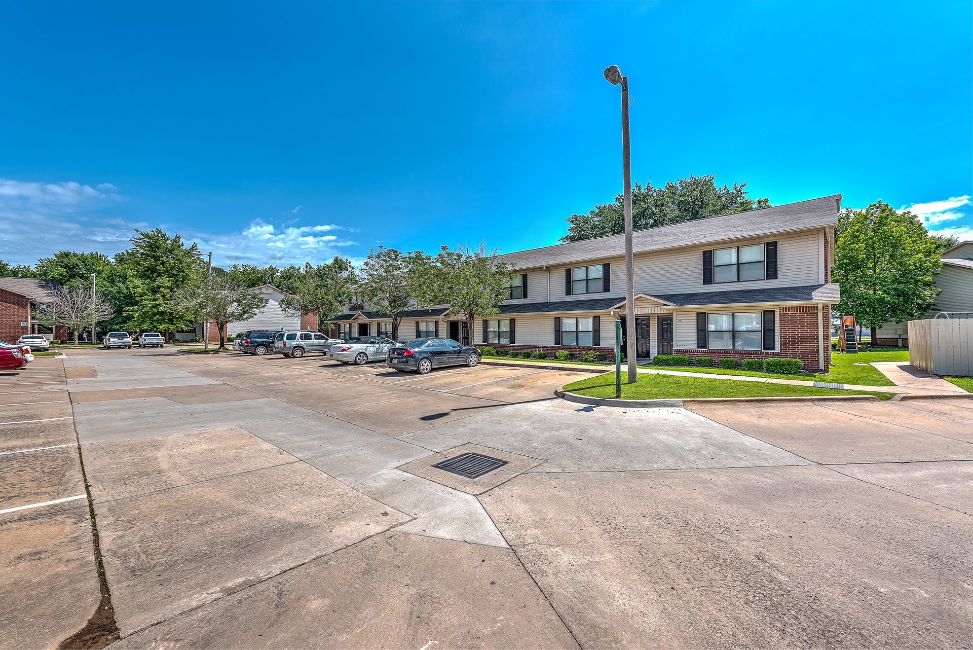 A row of houses are sitting next to each other in a residential area.
