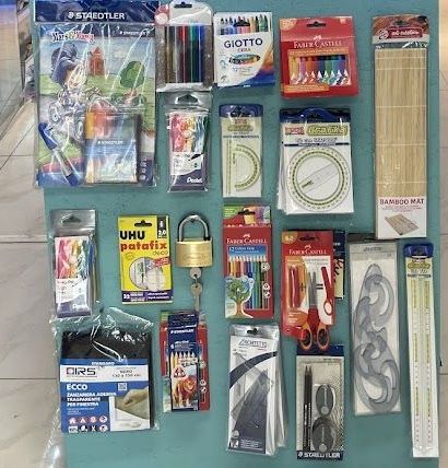 Una varietà di materiale scolastico tra cui matite, forbici e righelli