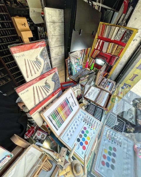 Un mazzo di matite colorate è accatastato uno sopra l'altro su un tavolo.