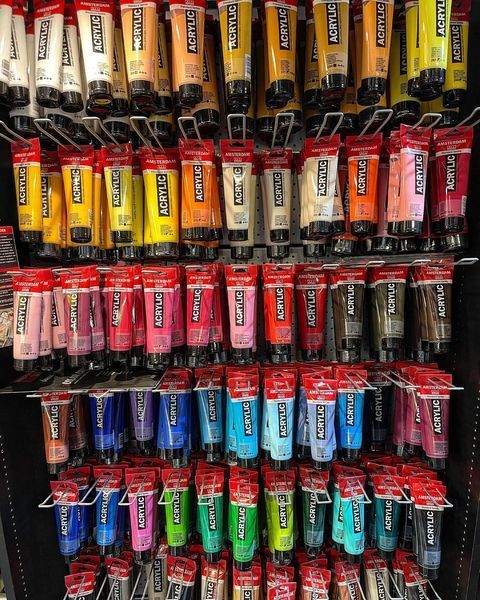 Una varietà di colori acrilici sono esposti su uno scaffale