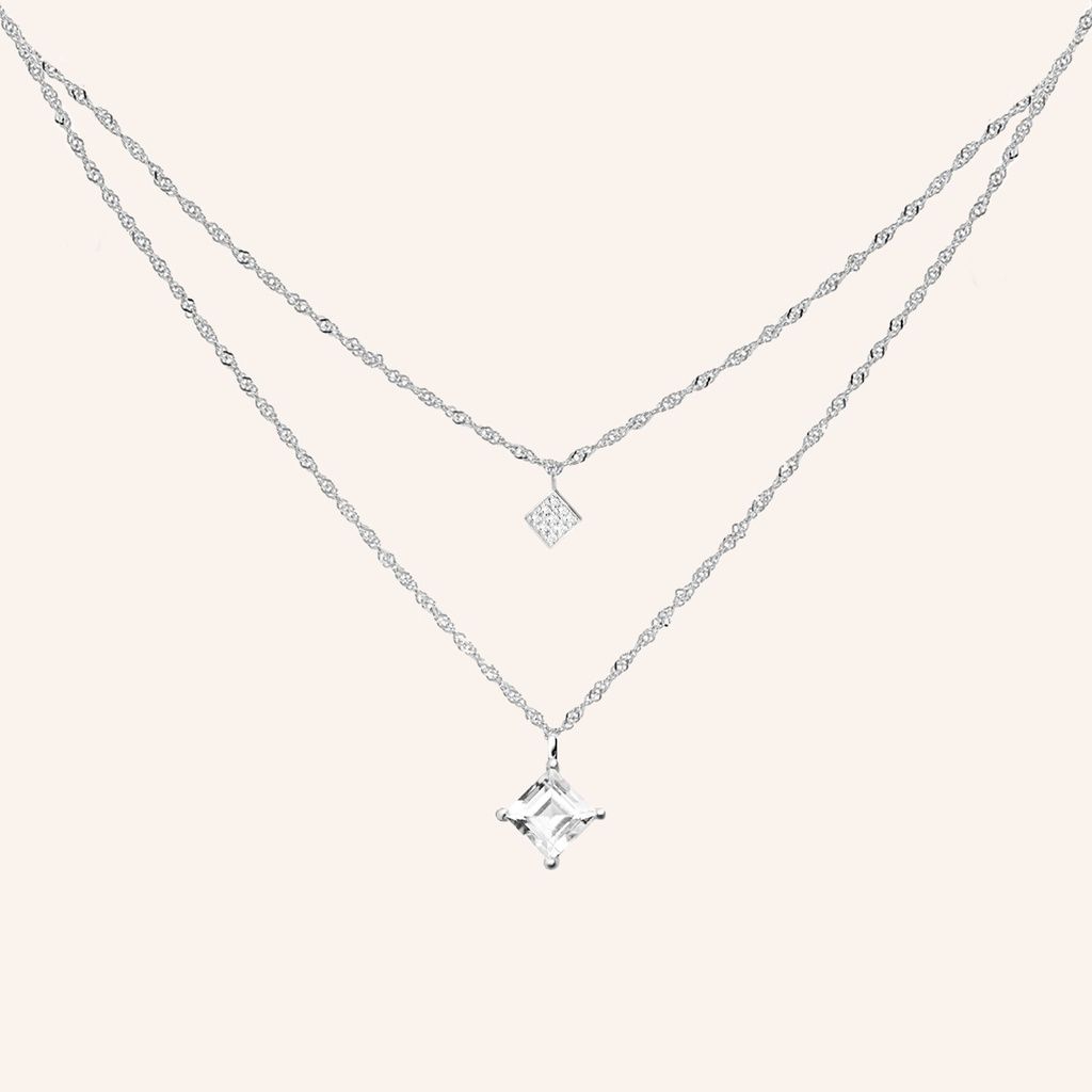 Zilveren gelaagde ketting met twee ruitvormige hangers.