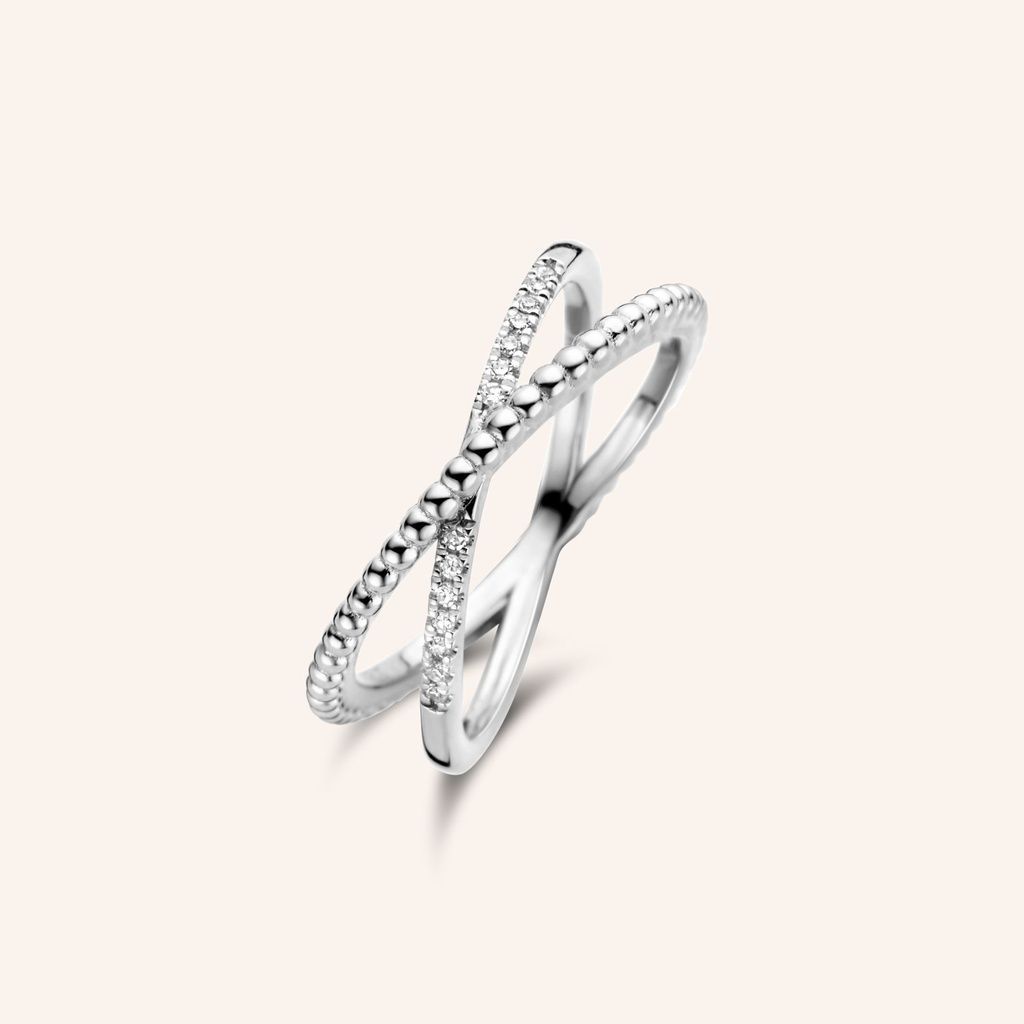 Zilveren kruisring met kleine ingelegde kristallen.