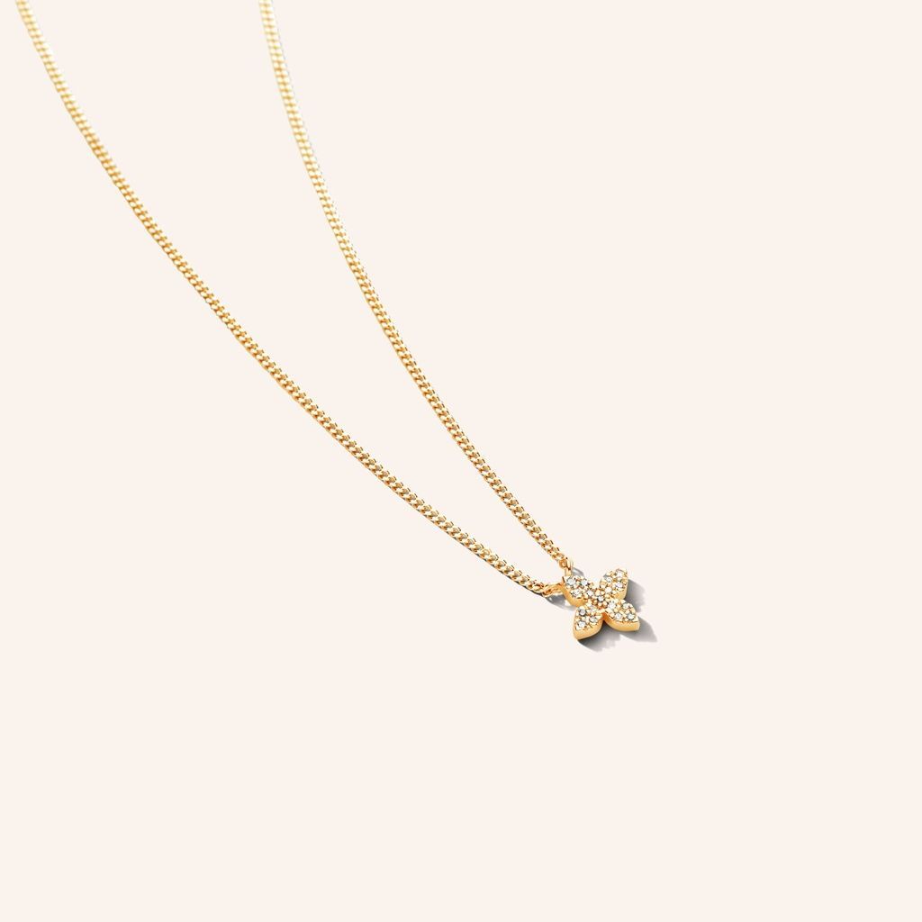 Gouden ketting met een klein, met diamanten bezet hangertje in de vorm van een vierbladige bloem.