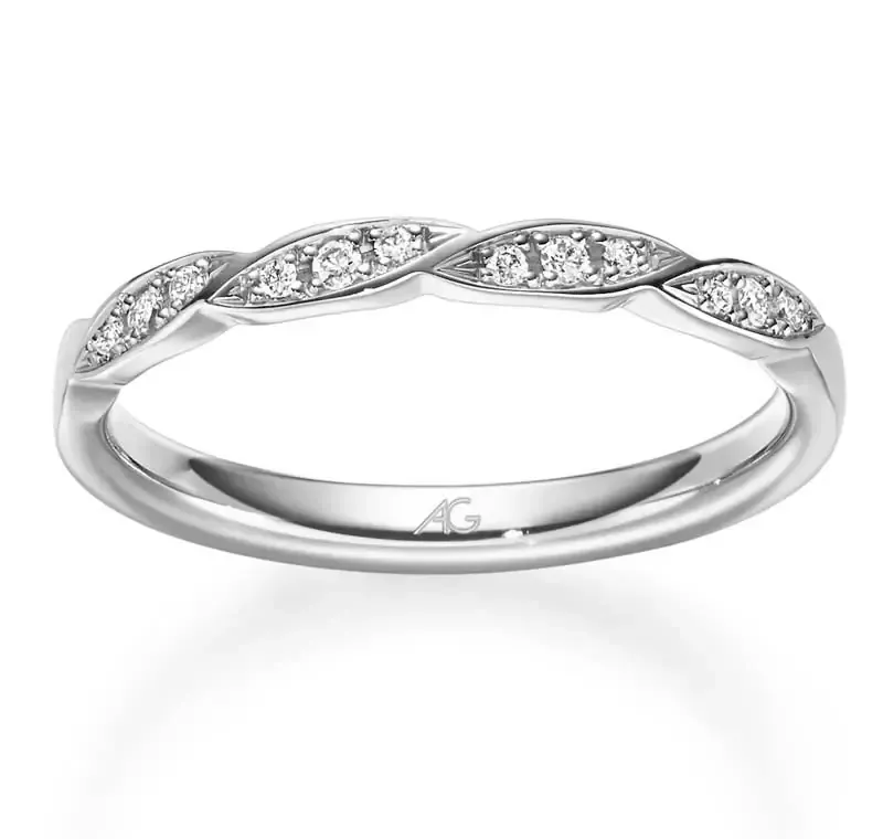 Zilveren ring met diamantaccenten, met een gedraaid ontwerp.