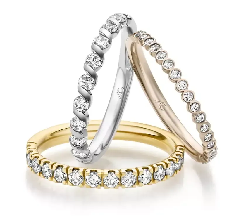 Drie diamanten ringetjes in goud, zilver en roségoud.