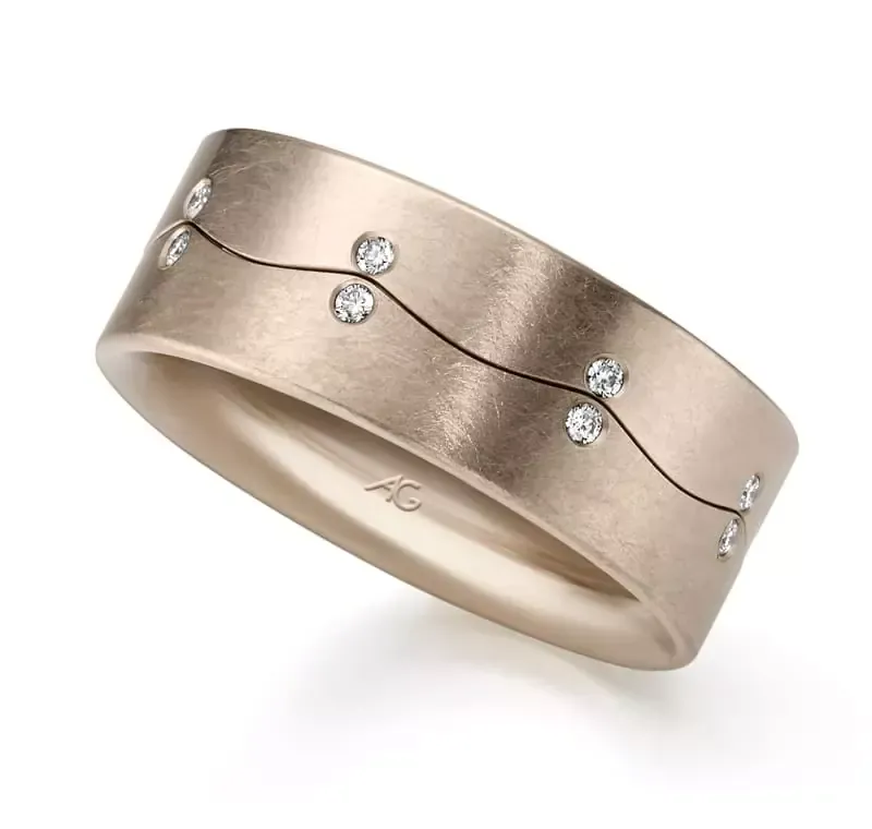 Zilveren ring met golfdesign en diamanten.