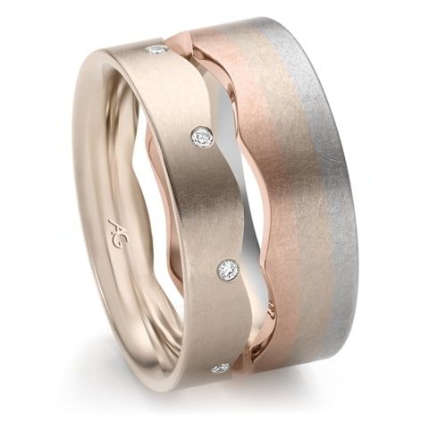 Driekleurige trouwringen: roségoud, geborsteld zilver en een golvende centrale band met diamanten.