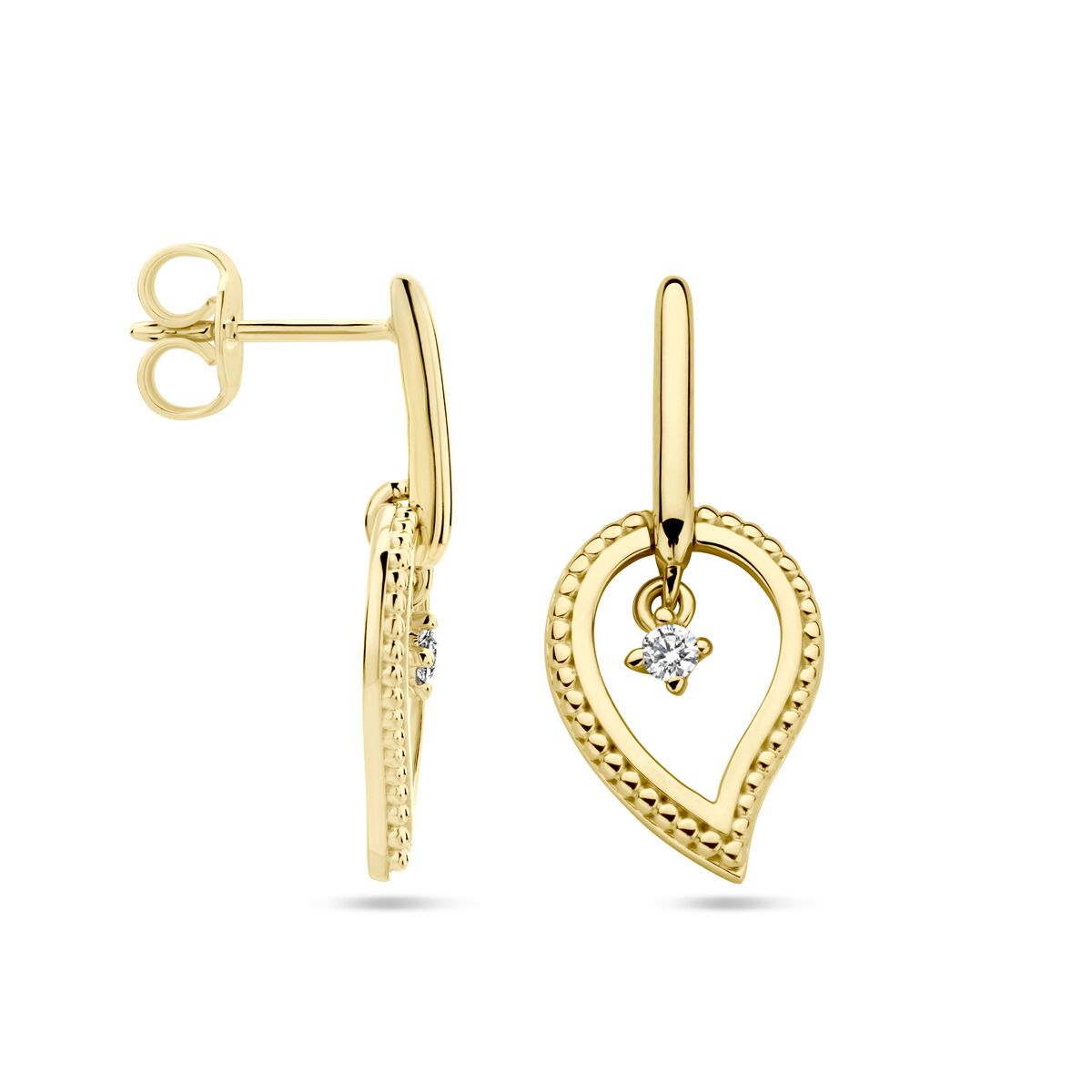 Gouden oorbellen met een bladvormig ontwerp, versierd met kleine diamantjes.