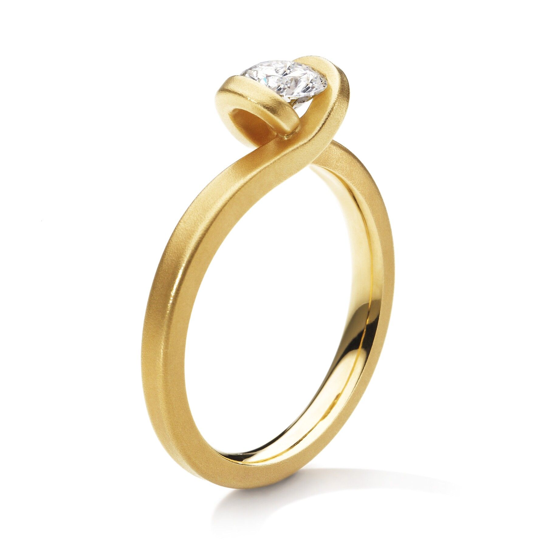 Gouden verlovingsring met een diamant, gezet in een wervelend ontwerp.