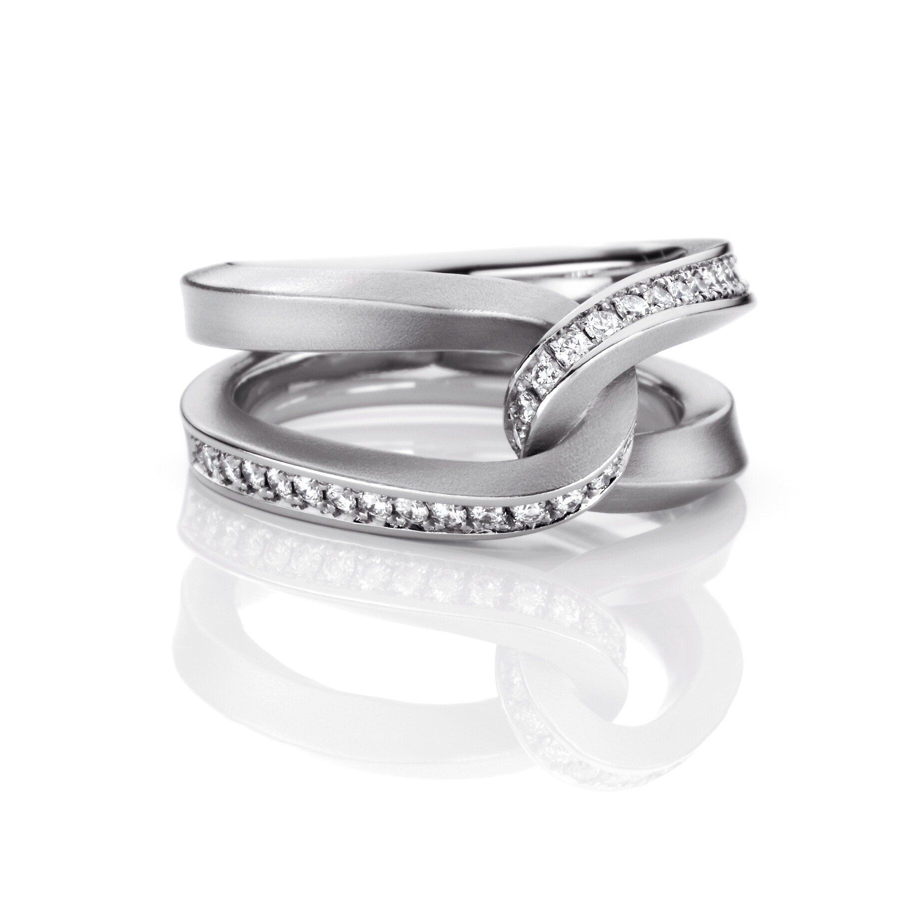 Zilveren ring met twee aan elkaar verbonden banden, waarvan er één bezet is met kristallen.