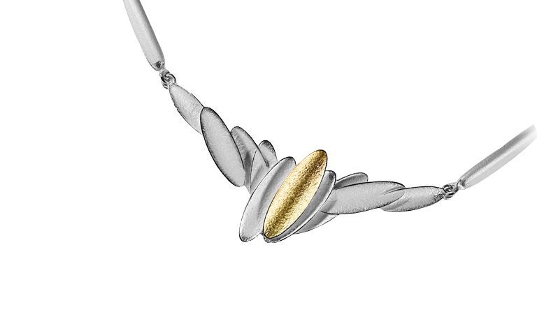 Zilveren ketting met ovaal ontwerp in het midden, van goud.