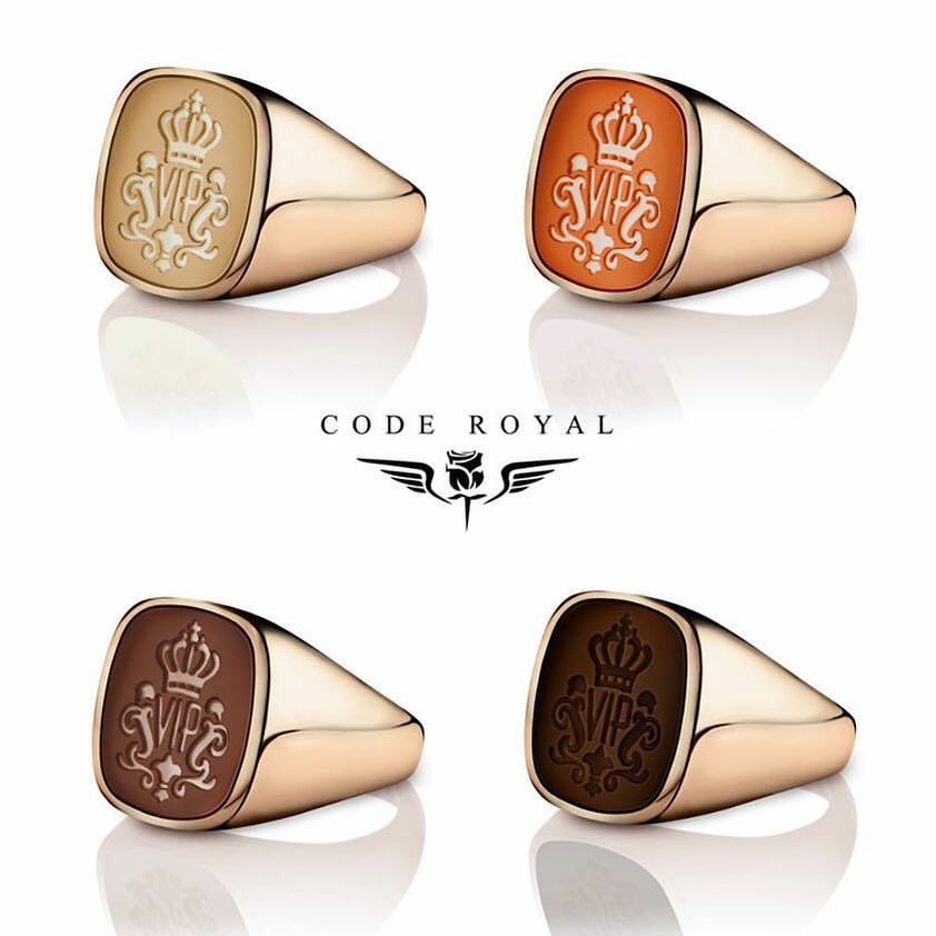 Vier gouden zegelringen met verschillend gekleurde, gekroonde wapenschilden: crème, oranje, bruin, donkerbruin. Logo 