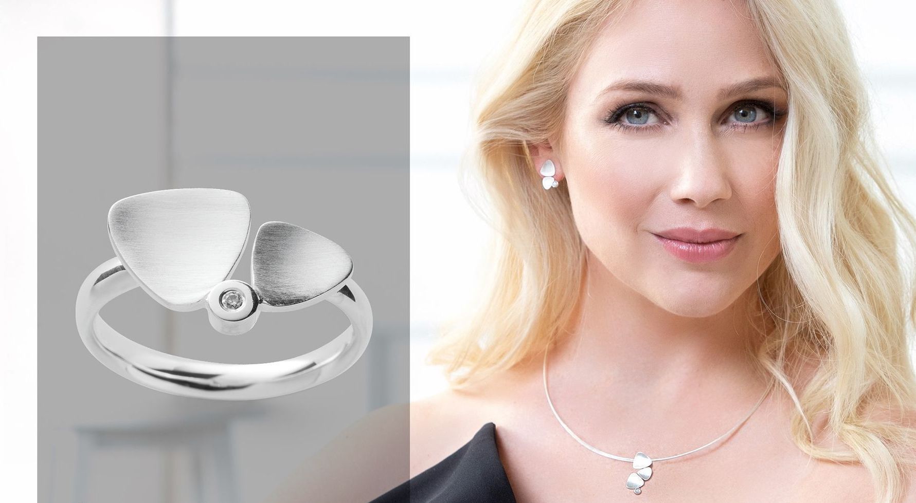 Zilveren ring met abstract motief, vrouw met blond haar en sieraden.