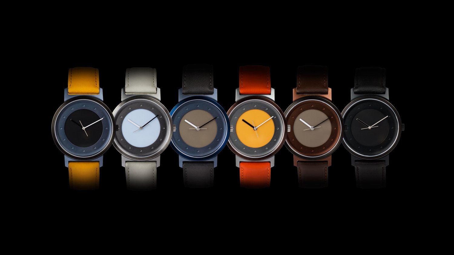 Zes polshorloges met wijzerplaten en bandjes in verschillende kleuren, afgebeeld tegen een zwarte achtergrond.