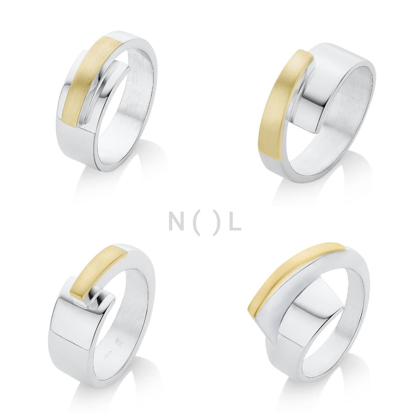 Vier zilveren ringen met een gouden accent.