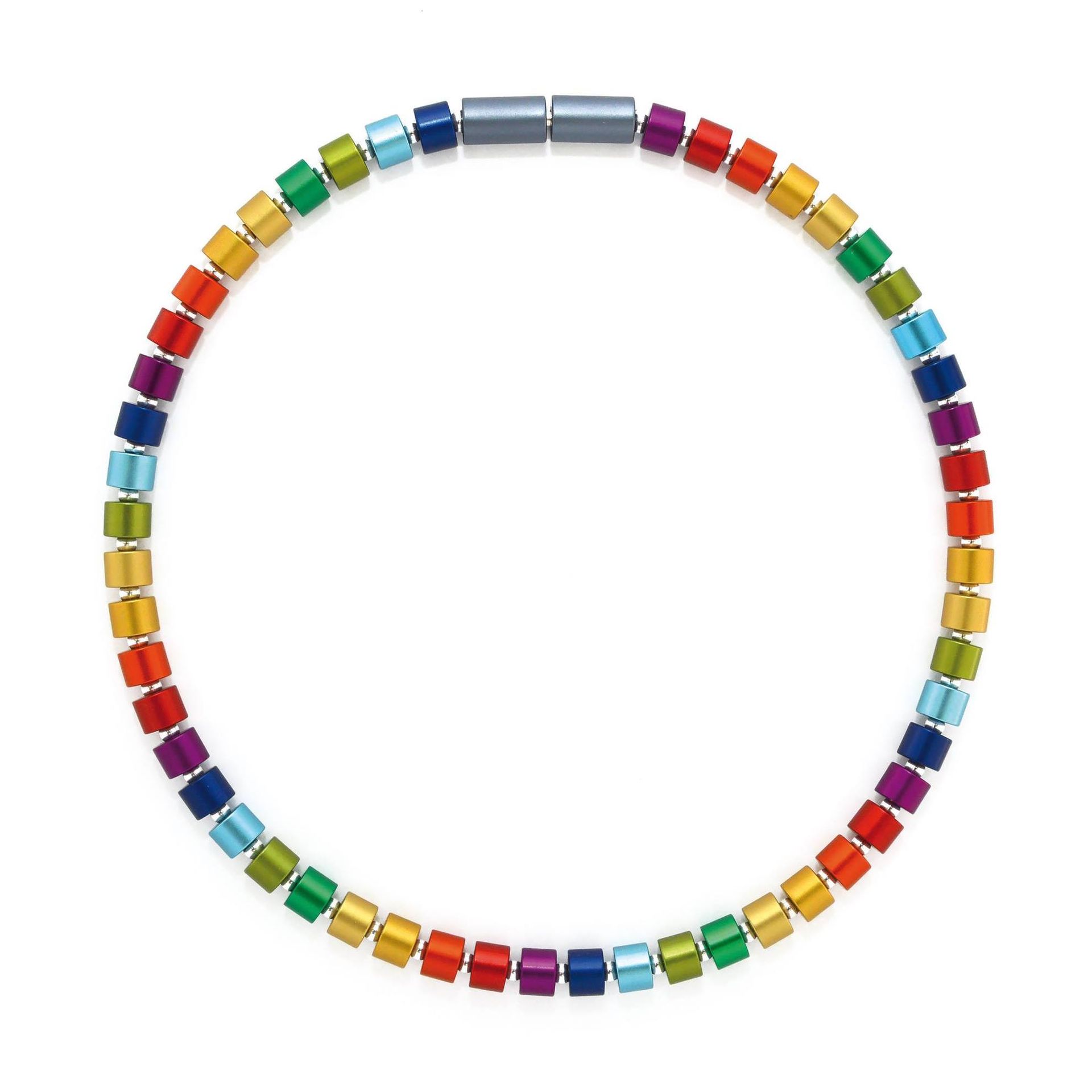 Regenboogkleurige kralenketting met vierkante kralen, sluiting aan de bovenkant.