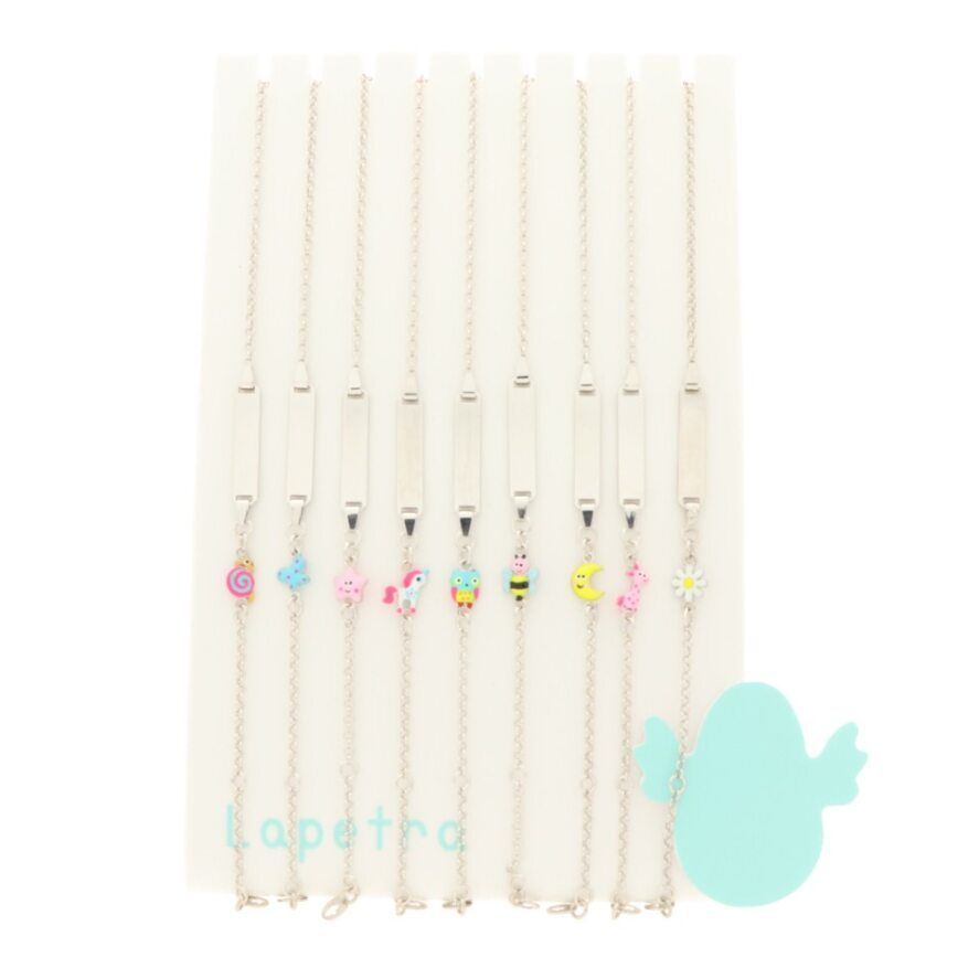 Set van zilveren kettingen met verschillende kleurrijke hangertjes op een witte achtergrond.