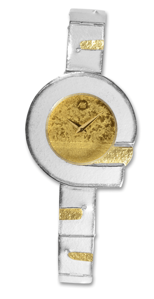 Zilverkleurig en goudkleurig polshorloge met een ronde wijzerplaat, een getextureerde gouden wijzerplaat en een geometrische zilveren band.