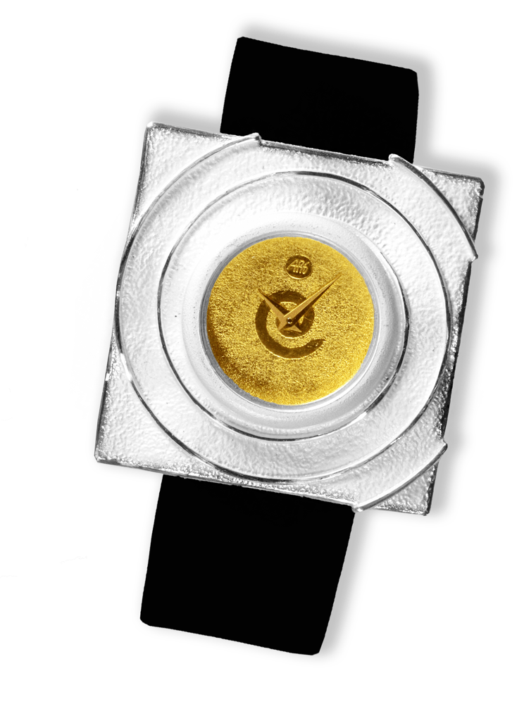 Gouden horloge met ronde wijzerplaat in vierkant zilveren montuur, zwarte band.