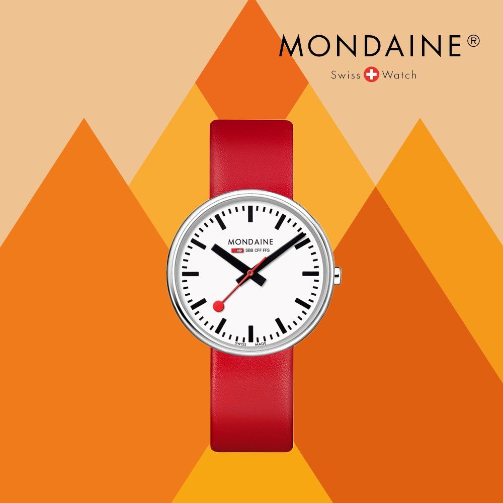 Mondaine Zwitsers horloge met een rode leren band en witte wijzerplaat, afgezet tegen oranje geometrische vormen.