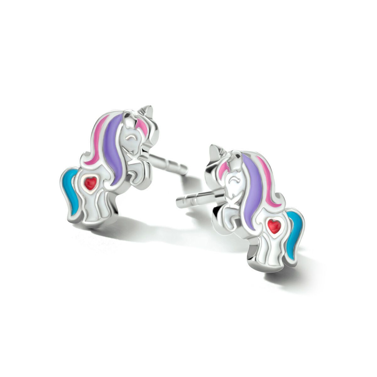 Zilveren eenhoorn oorbellen met blauwe, roze en paarse emaille details, een rood hart en een witte achtergrond.