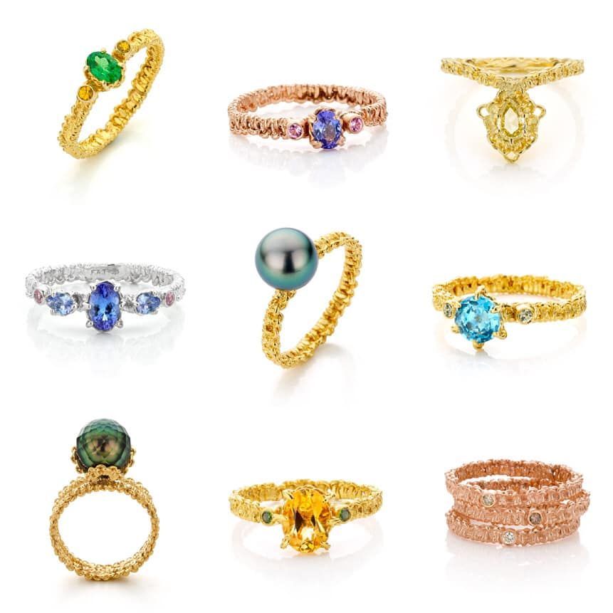 Negen kleurrijke edelsteenringen in verschillende zettingen tegen een witte achtergrond.