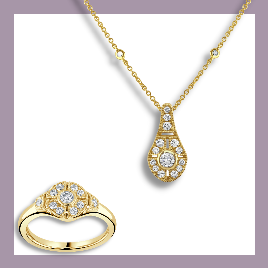 Gouden ketting en ring bezet met kleine, ronde diamanten tegen een paarse rand.